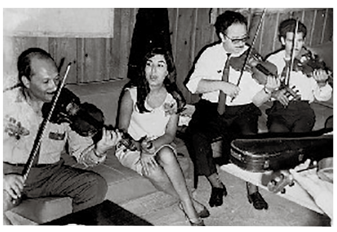 Taroub rehearsing with a music group in Cairo during the 1960s.